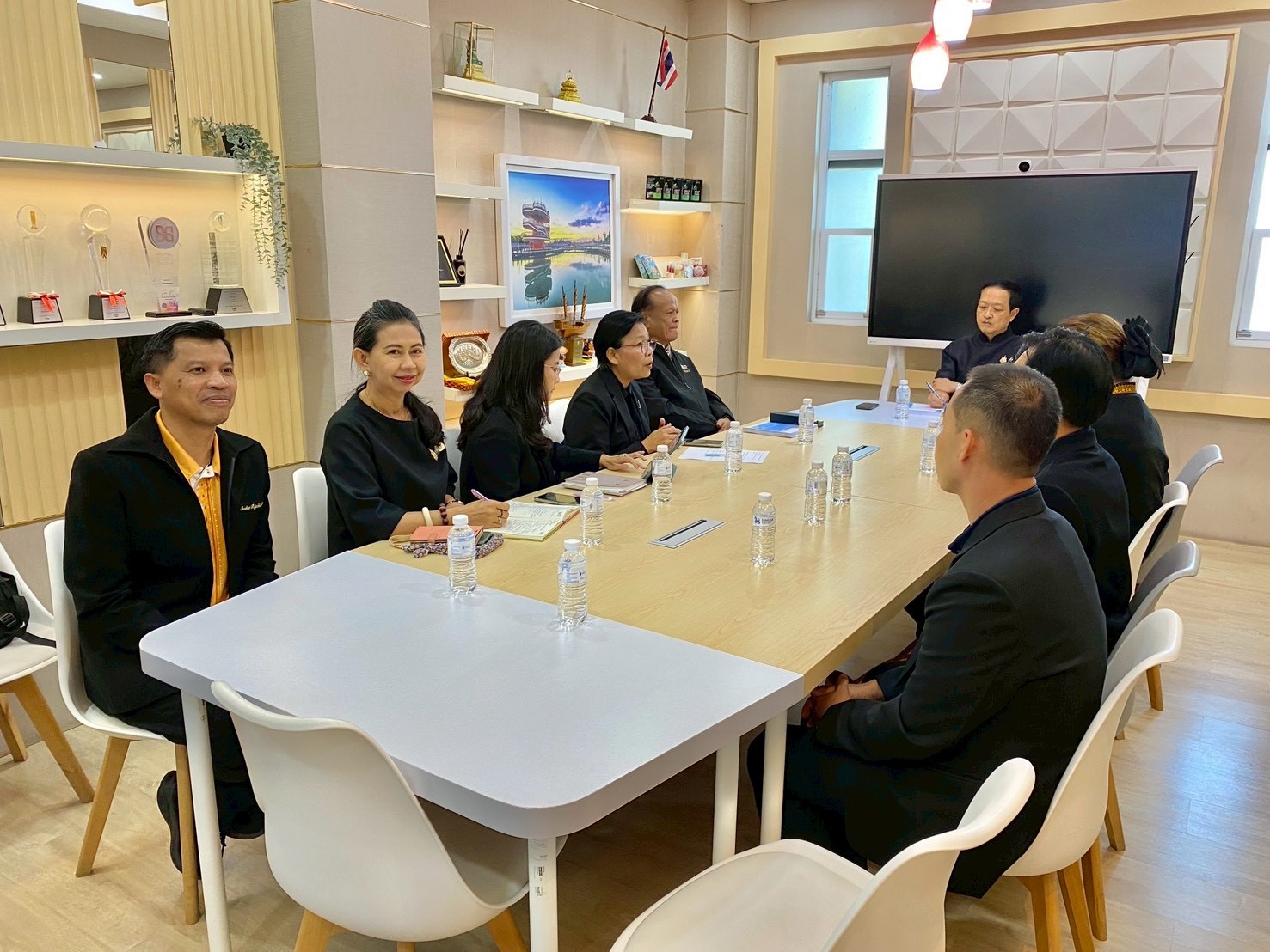 พช.ศรีสะเกษ ร่วมกับมหาวิทยาลัยราชภัฎศรีสะเกษ เข้าพบผู้ว่าราชการจังหวัดศรีสะเกษ เพื่อปรึกษาหารือแลกเปลี่ยนความคิดเห็น และขอความร่วมมือในการดำเนินงานวิจัยแก้ไขปัญหาความยากจนจังหวัดศรีสะเกษ