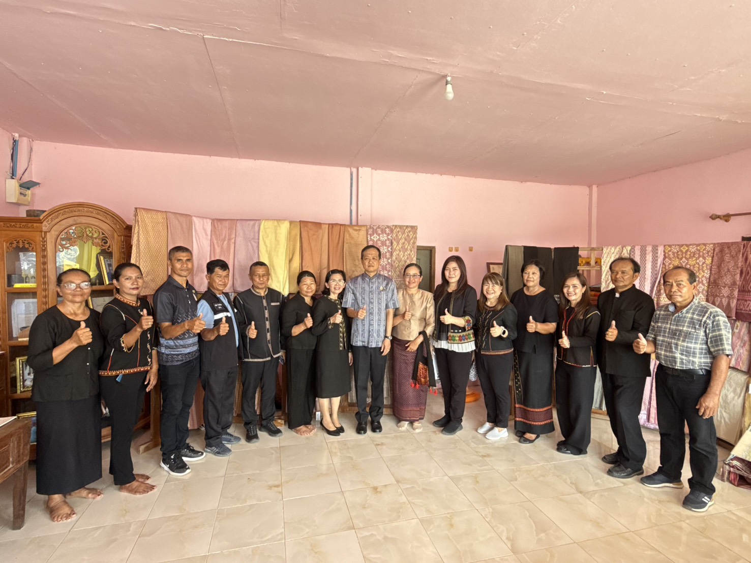 ผวจ.ศรีสะเกษ พร้อมประธานแม่บ้านมหาดไทยจังหวัดศรีสะเกษ ร่วมกิจกรรม Coaching ผ้าลายพระราชทาน “ลายขอสมเด็จฯ-เจ้าฟ้าฯ” และ “ผ้าลายบุปผาบรมราชินีนาถ” ยกระดับการพัฒนาผลิตภัณฑ์ภูมิปัญญาผ้าไทยและงานหัตถกรรม 