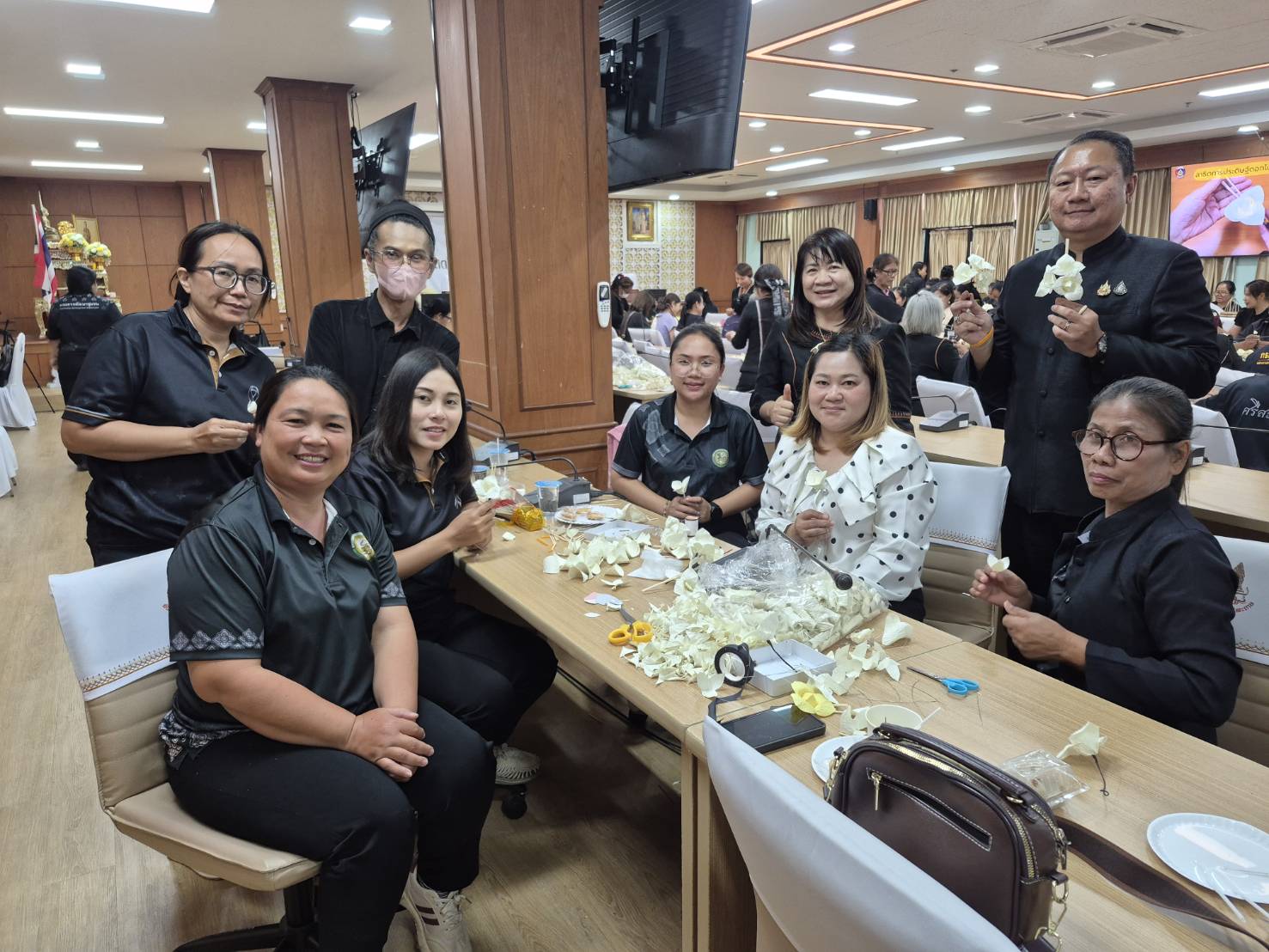 พช.ศรีสะเกษ ระดมเครือข่ายสตรีฝึกประดิษฐ์ดอกไม้จันทน์ ร่วมกันแสดงออกถึงความจงรักภักดี และน้อมสำนึกในพระมหากรุณาธิคุณอันหาที่สุดมิได้ 