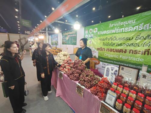 พช.ศรีสะเกษ เปิดฉากวันแรก! นำทัพ OTOP 33 บูธ เปิดยอดวันแรก 5.35 แสนบาท ในงานศิลปาชีพฯ 2569 